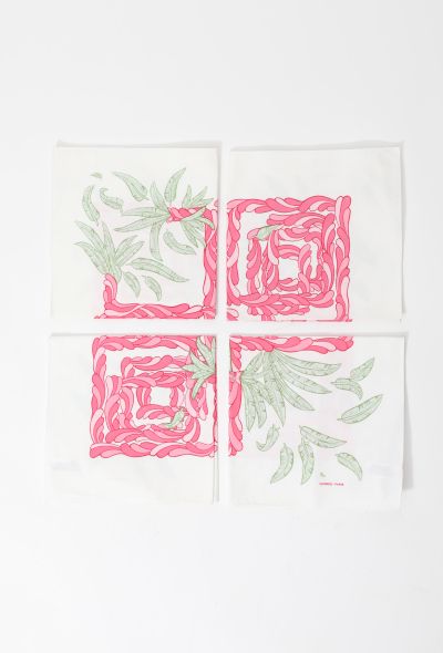                             Graphic Floral Printed Napkin Set - 1
