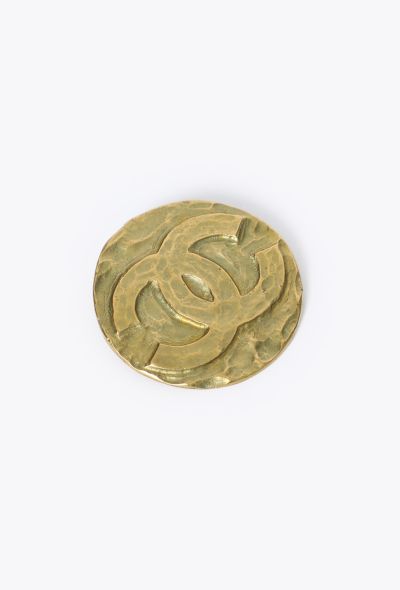 Chanel 1995 Hammered 'CC' Brooch - 2 Chanel 1995 Hammered 'CC' Brooch - 2