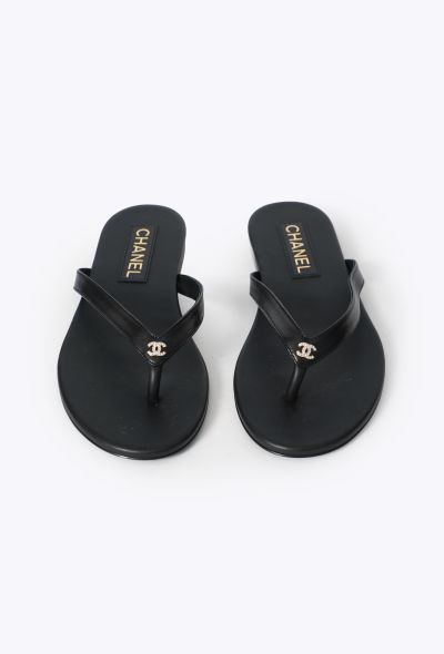 Chanel 2025 Classic Leather ‘CC’ Flip-Flops - 1