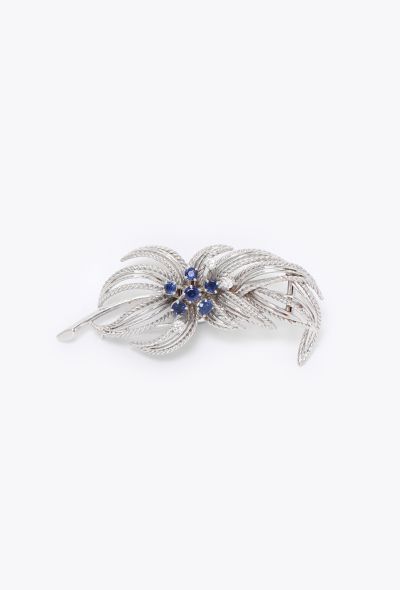 Boucheron 1950s 18k White Gold, Diamond & 1 Carat Sapphire Brooch - 1 Boucheron 1950s 18k White Gold, Diamond & 1 Carat Sapphire Brooch - 1