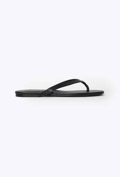 Chanel 2025 Classic Leather ‘CC’ Flip-Flops - 2