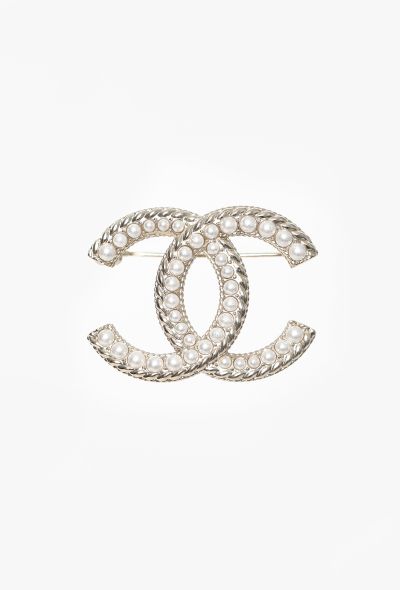 Chanel 2022 Pearl 'CC' Brooch - 1 Chanel 2022 Pearl 'CC' Brooch - 1