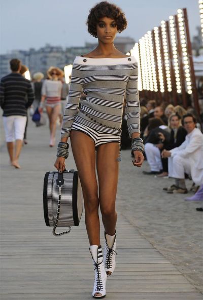 Chanel COLLECTOR Resort 2010 Rialto Striped Hat Box - 2