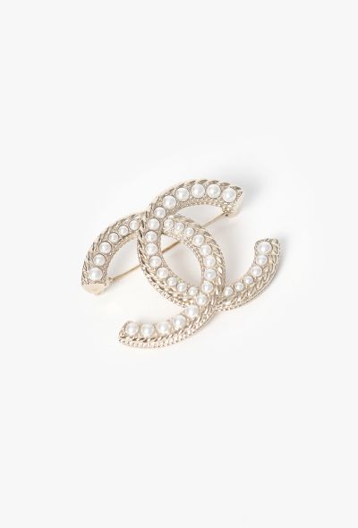 Chanel 2022 Pearl 'CC' Brooch - 2 Chanel 2022 Pearl 'CC' Brooch - 2