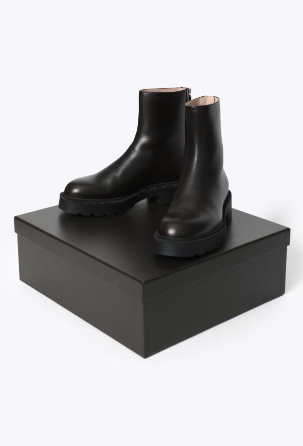 The Row F/W 2025 Nobilis Leather Ankle Boots - 6