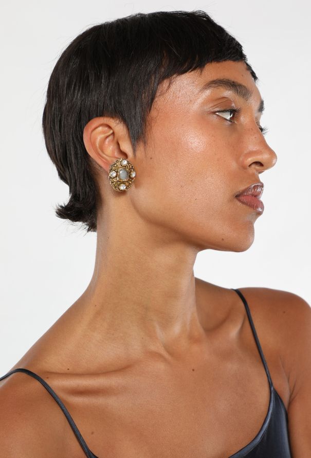 Chanel Sculpted Strass Clip Earrings, 1970s - 3
