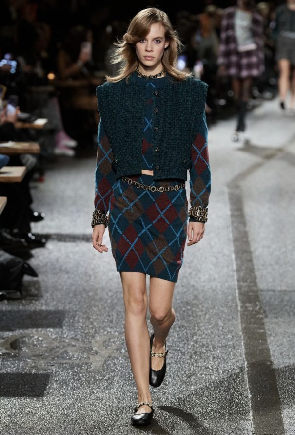Chanel F/W 2024 Cashmere Knit Sweater & Skirt Ensemble - 2