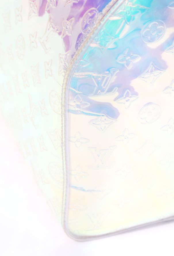 Lot - LOUIS VUITTON Printemps-été 2019 Sac KEEPALL 50 Monogram Prism  iridescent Garnitures en métal blanc et acétate transparen - Catalog#  718198 Hermès & Luxury Bags