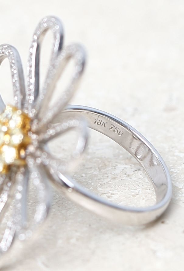 Vintage Fine Jewelry 18k Gold & Diamond Daisy Ring - 5 Vintage Fine Jewelry 18k Gold & Diamond Daisy Ring - 5