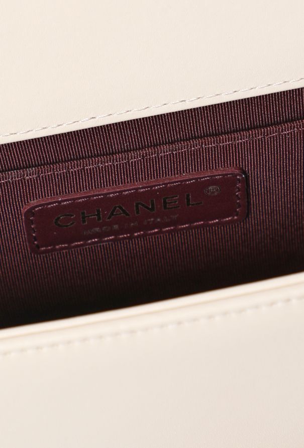 Chanel Lambskin Grey Chevron New Medium Boy Bag Leather ref.875777 - Joli  Closet