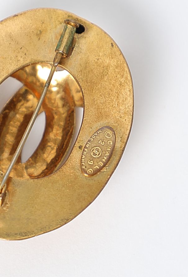 Chanel 1992 Hammered 'CC' Brooch - 4 Chanel 1992 Hammered 'CC' Brooch - 4