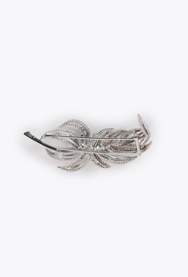 Boucheron 1950s 18k White Gold, Diamond & 1 Carat Sapphire Brooch - 3 Boucheron 1950s 18k White Gold, Diamond & 1 Carat Sapphire Brooch - 3