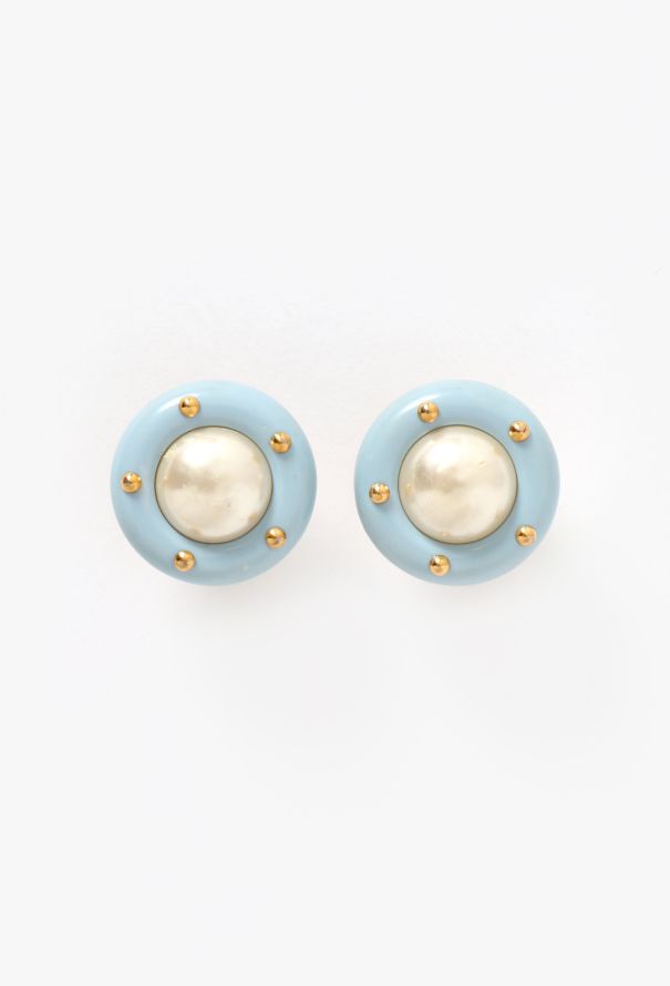 Chanel 1996 Bakélite Pearl Clip Earrings - 1