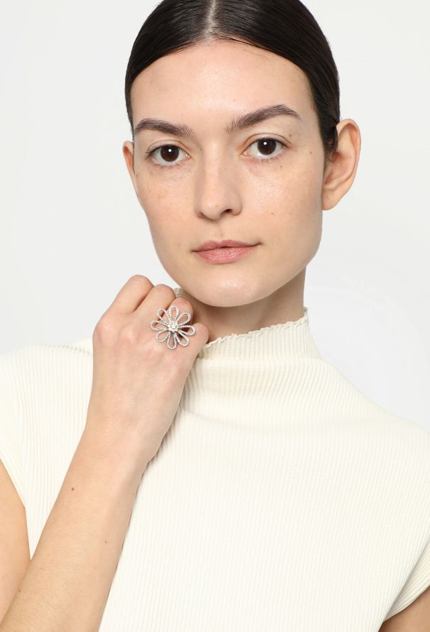 Vintage Fine Jewelry 18k Gold & Diamond Daisy Ring - 2 Vintage Fine Jewelry 18k Gold & Diamond Daisy Ring - 2