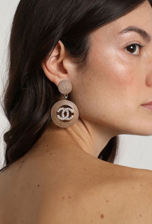 Chanel Late '80s Medallion 'CC' Clip Earrings - 1