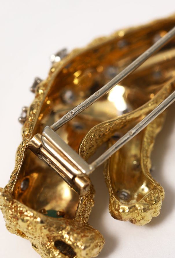 Modern Fine Jewelry 18k Yellow Gold, Diamond & Emerald Panthère  Brooch - 7 Modern Fine Jewelry 18k Yellow Gold, Diamond & Emerald Panthère  Brooch - 7