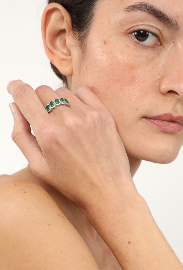 Modern Fine Jewelry Stunning 18k White Gold, Diamond & Emerald Ring - 4 Modern Fine Jewelry Stunning 18k White Gold, Diamond & Emerald Ring - 4