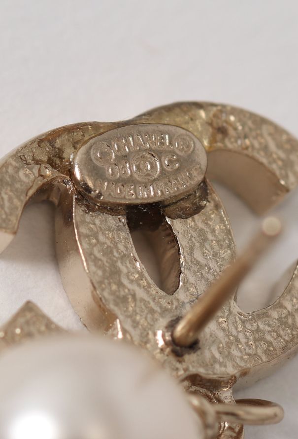 Chanel Quilted 'CC' Pearl Earrings - 3