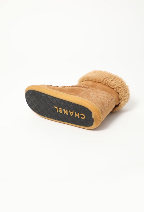 Chanel 2022 Shearling Chainlink 'CC' Boots - 6 Chanel 2022 Shearling Chainlink 'CC' Boots - 6