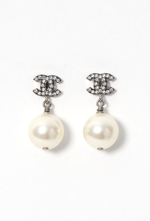 Chanel 2023 'CC' Pearl Drop Earrings - 1