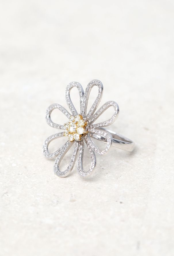 Vintage Fine Jewelry 18k Gold & Diamond Daisy Ring - 3 Vintage Fine Jewelry 18k Gold & Diamond Daisy Ring - 3