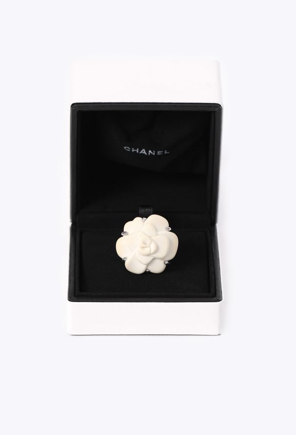 Chanel 18k White Gold & Agate Camélia Ring - 1