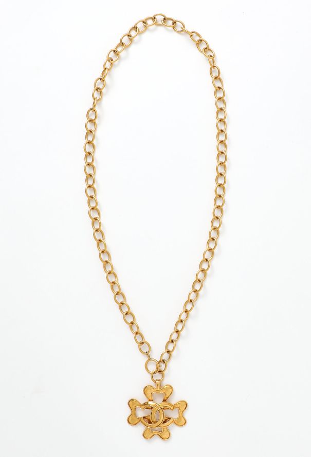 Vintage CHANEL Blue Lapis Lazuli Clover Gold Toned CC Chain Necklace For  Sale at 1stDibs | chanel clover necklace, lapis chanel, chanel blue necklace