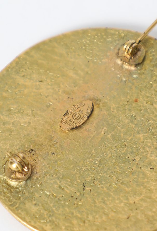 Chanel 1995 Hammered 'CC' Brooch - 3 Chanel 1995 Hammered 'CC' Brooch - 3