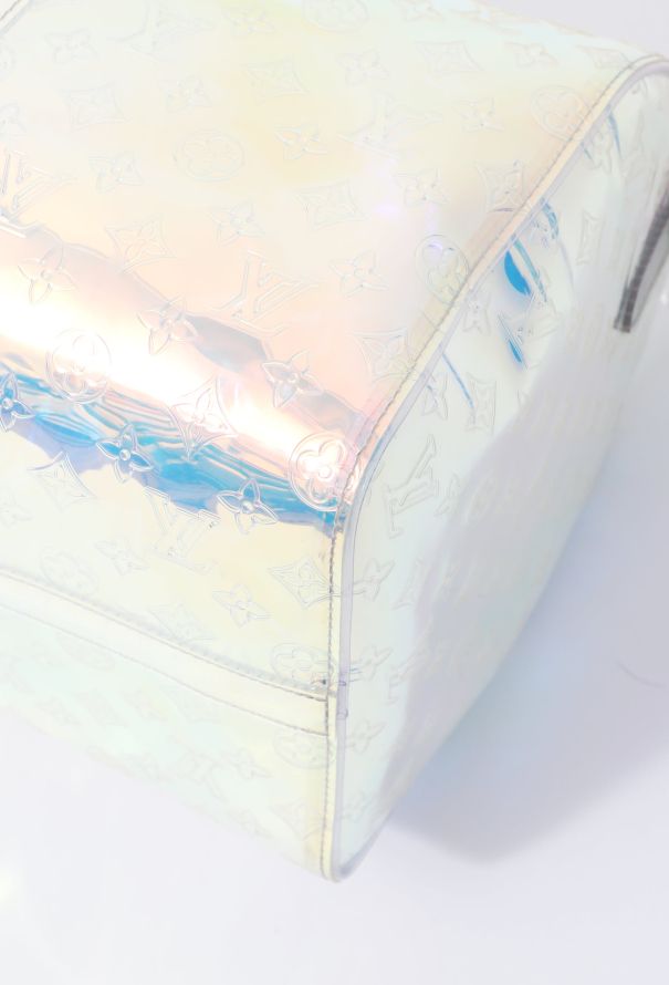 Lot - LOUIS VUITTON Printemps-été 2019 Sac KEEPALL 50 Monogram Prism  iridescent Garnitures en métal blanc et acétate transparen - Catalog#  718198 Hermès & Luxury Bags