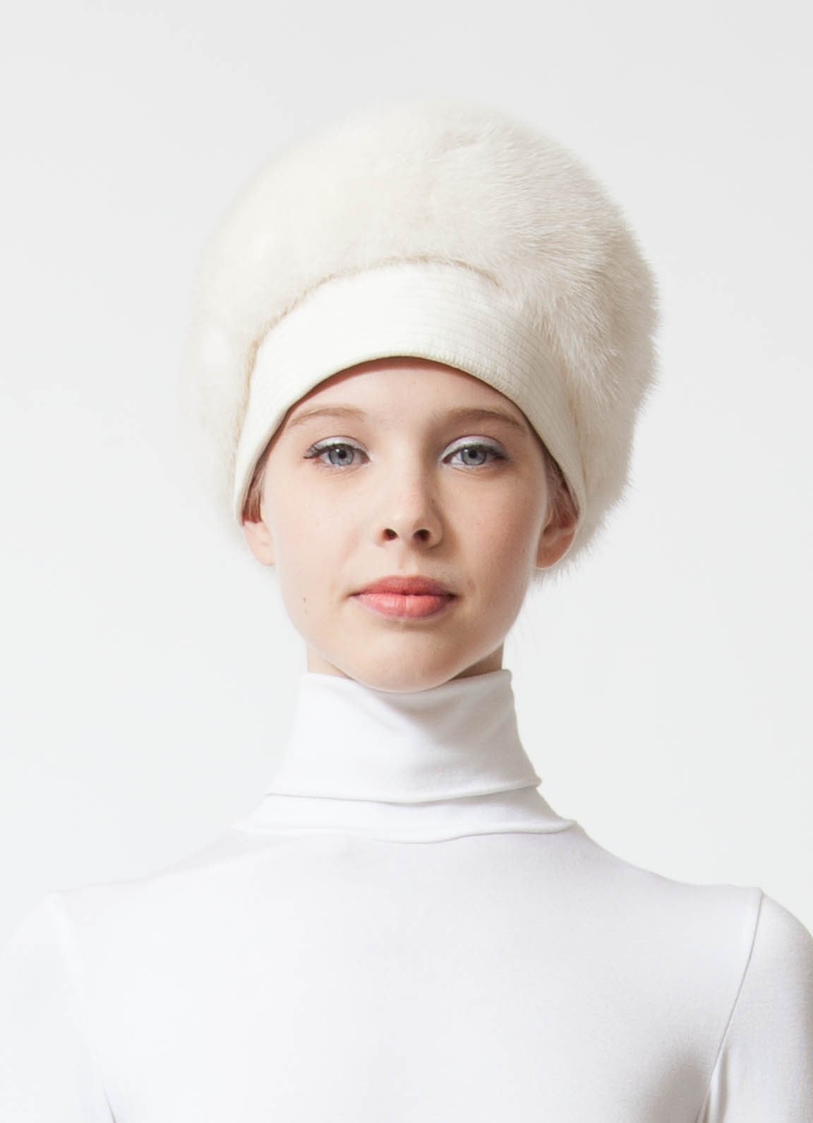1967 Haute Couture Mink Hat - Saint Laurent | Authentic  display picture 3