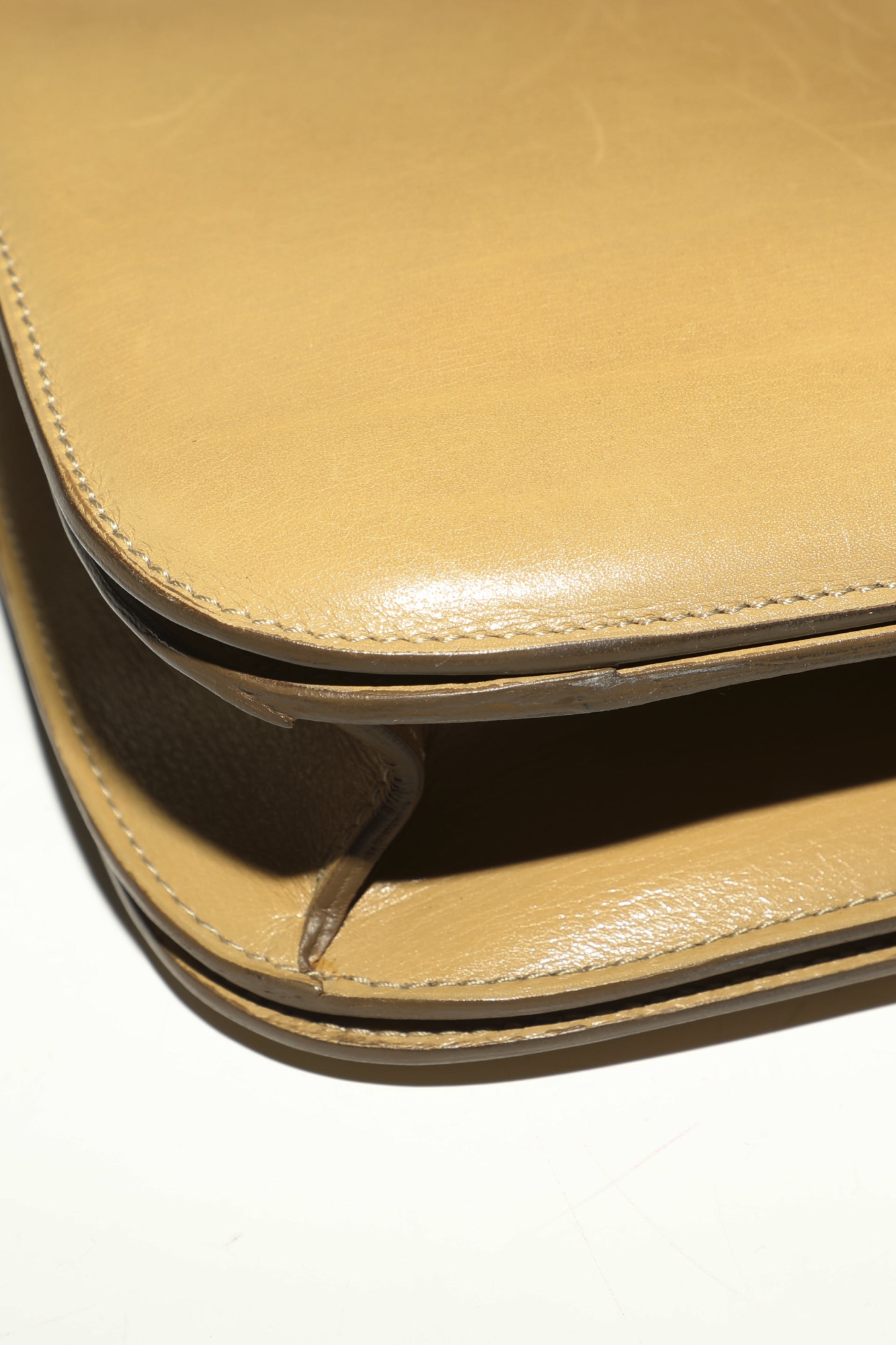 Celine box ベージュ レザー ショルダーバッグ ゴールド金具 Classic Box Large Bag in Beige - Céline | ReSee
