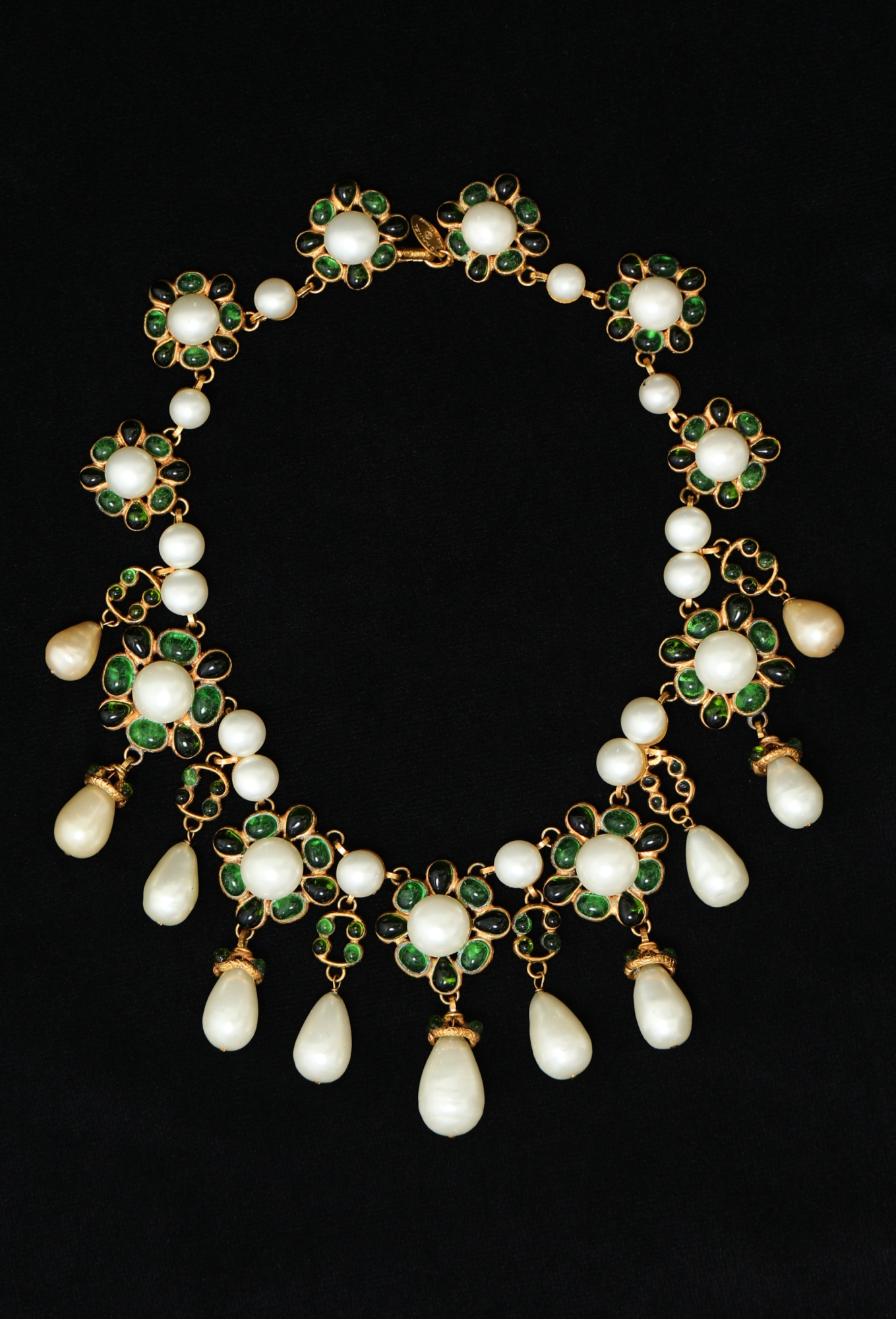 RARE Early '80s Gripoix Camélia Pearl Necklace | Authentic