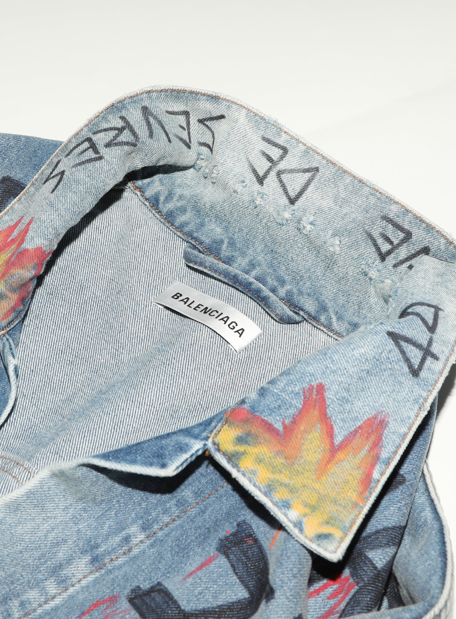 BALENCIAGA グラフィティデニムジャケット2018 Balenciaga Fall/Winter 18 Graffiti Denim Jacket | Hypebae