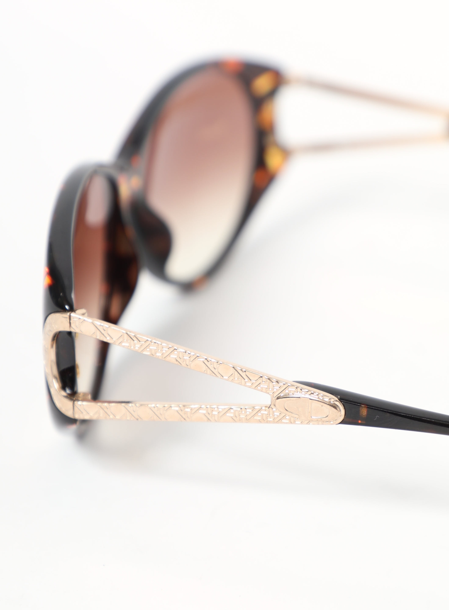 90s Tortoiseshell Oval Sunglasses | Authentic & Vintage | ReSee